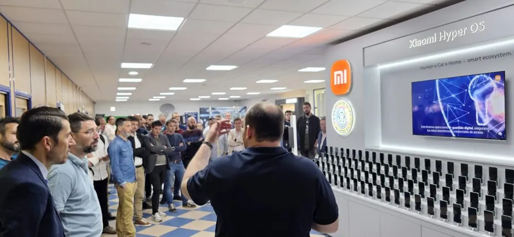 Técnicos instalando el router WiFi 6 en un autobús Alsa