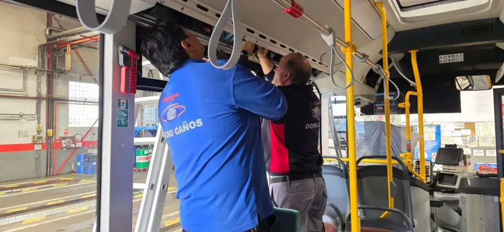 Técnicos instalando el router WiFi 6 en un autobús Alsa