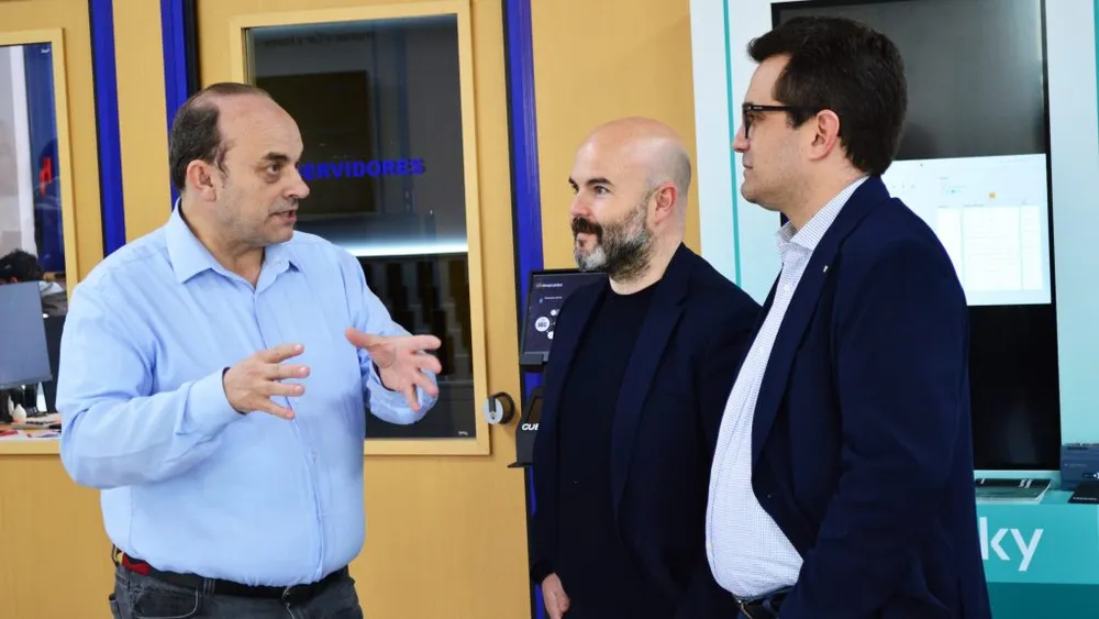 Juan Carlos Rodríguez Fraile (CEO Ocho Caños), Óscar Suela (Director Iberia Kaspersky) y Pedro Viana (Head of Presales de Kaspersky Iberia)